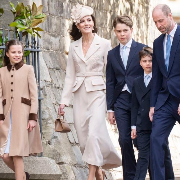 Cette année, le roi Charles III et la reine Camilla ont célébré les festivités entourant Pâques dans une ambiance familiale

Le prince William, prince de Galles, et Catherine (Kate) Middleton, princesse de Galles, avec leurs enfants, le prince George de Galles, la princesse Charlotte de Galles, et le prince Louis de Galles - Les membres de la famille royale britannique assistent à l'office de Pâques à la chapelle Saint-Georges du château de Windsor, Royaume Uni. © GoffPhotos/Bestimage