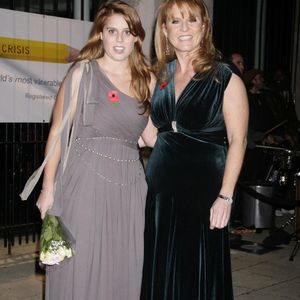 La duchesse d'York et sa fille la princesse Béatrice arrivent au dîner de collecte de fonds pour Children in Crisis qui se tient au marché Old Billingsgate dans le centre de Londres, le 30 octobre 2008. © Yui Mok/PA Photos/ABACAPRESS.COM