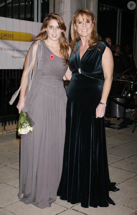 La duchesse d'York et sa fille la princesse Béatrice arrivent au dîner de collecte de fonds pour Children in Crisis qui se tient au marché Old Billingsgate dans le centre de Londres, le 30 octobre 2008. © Yui Mok/PA Photos/ABACAPRESS.COM