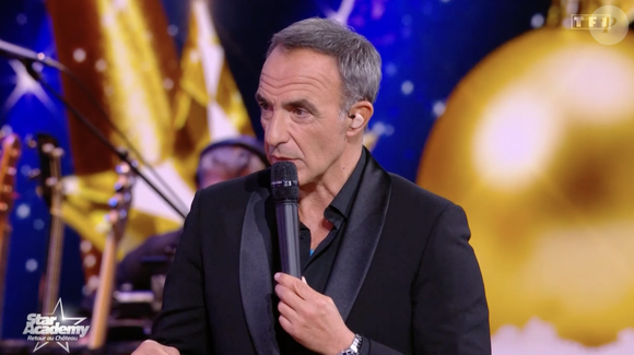 Le présentateur emblématique de TF1, âgé de 56 ans, poursuit : "Tous les autres candidats, ils savent un peu la rudesse de l'élimination etc, mais si cette notoriété qu'on nous prête, je vous l'ai dit le premier soir sur le plateau, ça nous appartient pas mais si ça peut vous aider"

Nikos Aliagas lors du prime spécial battles de la "Star Academy", le 20 décembre 2025 sur TF1