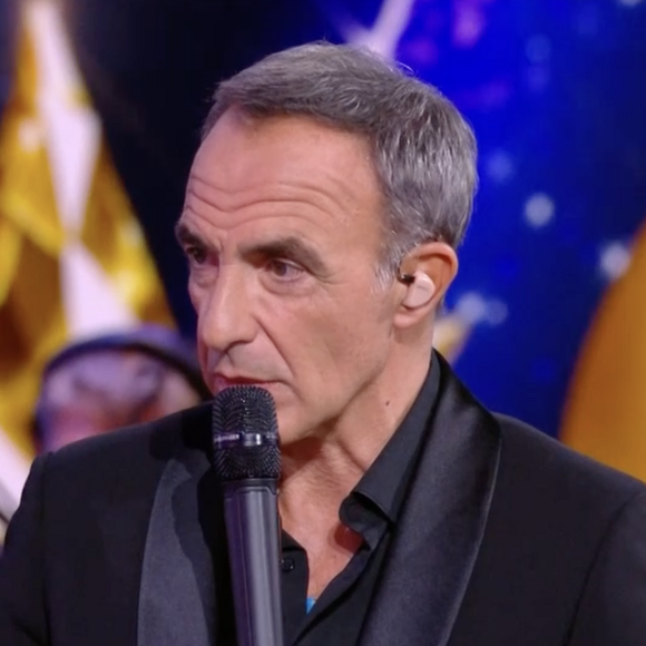 Le présentateur emblématique de TF1, âgé de 56 ans, poursuit : "Tous les autres candidats, ils savent un peu la rudesse de l'élimination etc, mais si cette notoriété qu'on nous prête, je vous l'ai dit le premier soir sur le plateau, ça nous appartient pas mais si ça peut vous aider"

Nikos Aliagas lors du prime spécial battles de la "Star Academy", le 20 décembre 2025 sur TF1