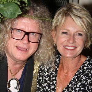 Près de 90 % des objets ont trouvé preneur, dont certains acquis par des institutions publiques françaises françaises.

Exclusif - Pierre-Jean Chalençon et Sophie Davant - Soirée du 1er afterwork au palais Vivienne à Paris, France, le 12 juin 2018. © Philippe Baldini/Bestimage