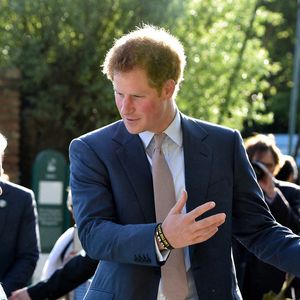 Elle est adressée au maire de Sydney qui choisira le jour d'ouverture

Le 18 mai 2015, la Reine Elizabeth II saluant son petit-fils le Duc de Sussex au jardin Sentebale alors qu'ils assistent à l'exposition florale annuelle de Chelsea à l'hôpital royal de Chelsea à Londres.. ©Julian Simmonds/The Daily Telegraph/PA Wire