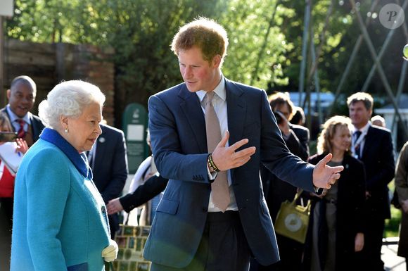 Elle est adressée au maire de Sydney qui choisira le jour d'ouverture

Le 18 mai 2015, la Reine Elizabeth II saluant son petit-fils le Duc de Sussex au jardin Sentebale alors qu'ils assistent à l'exposition florale annuelle de Chelsea à l'hôpital royal de Chelsea à Londres.. ©Julian Simmonds/The Daily Telegraph/PA Wire
