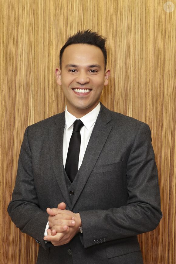 Mohamed Bouhafsi en backstage de l’émission "La grande soirée du 31 décembre de Paris" diffusée sur France 2 sur les Champs-Elysées à Paris, France, le 31 décembre 2024.  

Photo : Clovis-Tribeca / Bestimage