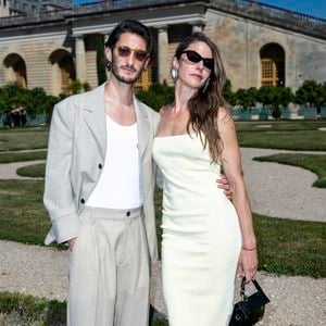 Pierre Niney et Natasha Andrews au photocall du défilé Jacquemus de la mode homme Printemps/Été 2026 dans le cadre de la Fashion Week de Paris dans les jardins de l'Orangerie à Versailles, France. © Olivier Borde/Bestimage