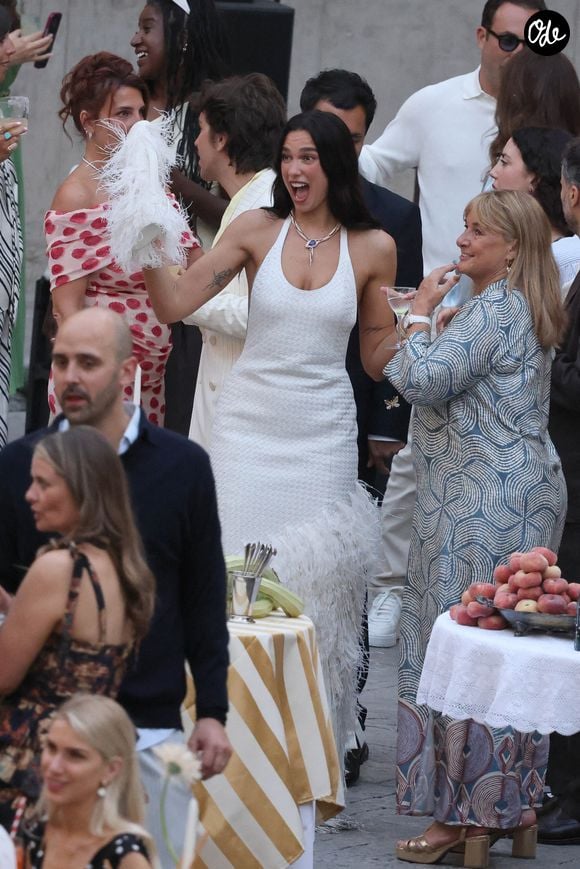 Et, pour cette journée plus qu'exceptionnelle, la chanteuse de 30 ans, qui a copié le look d'une autre star, avait opté pour une robe-sirène à couper le souffle.

La chanteuse Dua Lipa et l'acteur Callum Turner ont été photographiés avant leur fête de mariage sur la Piazza Croce Dei Vespri à Palerme, en Italie, le 5 juin 2026. Photo : Snapix/ABACAPRESS.COM