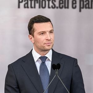Ils estiment que Jordan Bardella, compagnon de la princesse, est indirectement visé.
Manifestation des Patriots.eu et de la Lega, ''Sans peur en Europe, maîtres chez nous''. Sur la photo, Jordan Bardella (président du Rassemblement national, France). . Milan, Italie 18 avril 2026 (Credit Image : © AGF via ZUMA Press / Bestimage)
