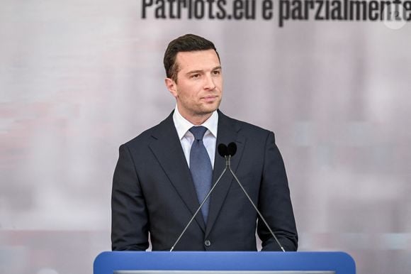 Ils estiment que Jordan Bardella, compagnon de la princesse, est indirectement visé.

Manifestation des Patriots.eu et de la Lega, ''Sans peur en Europe, maîtres chez nous''. Sur la photo, Jordan Bardella (président du Rassemblement national, France). . Milan, Italie 18 avril 2026 (Credit Image : © AGF via ZUMA Press / Bestimage)