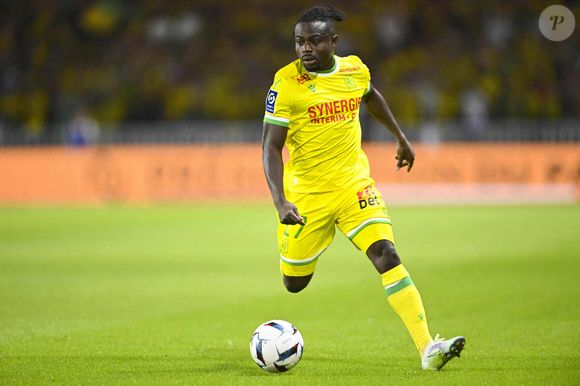 Et c'est à 17 kilomètres au Sud de Paris qu'il s'est installé avec sa femme et ses trois enfants.

Moses Simon (Nantes) - Match de Football Nantes vs Lille (1-1) lors de la 2e journée de Ligue 1 Uber Eats 2022/2023 au Stade de La Beaujoire à Nantes, France le 12 Août 2022.
© JB Autissier / Panoramic / Bestimage