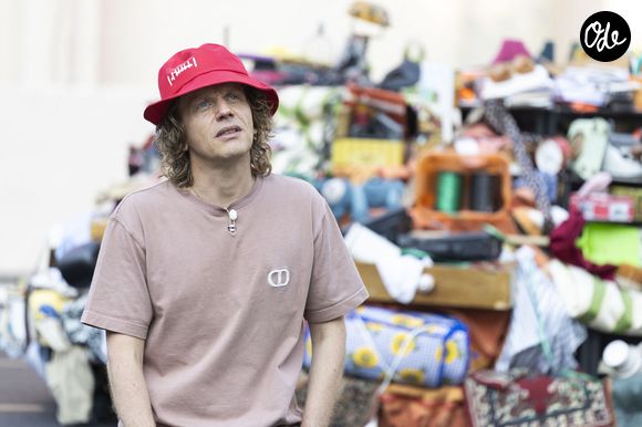 Il reconnaît avoir lui aussi été gêné par certaines situations lorsqu’il était plus jeune.

Exclusif - Alex Lutz dans son spectacle "Sexe, Grog et Rocking Chair" au théâtre de Verdure lors du 41ème Festival de Ramatuelle, le 5 aout 2025. © Cyril Bruneau / Festival de Ramatuelle / Bestimage