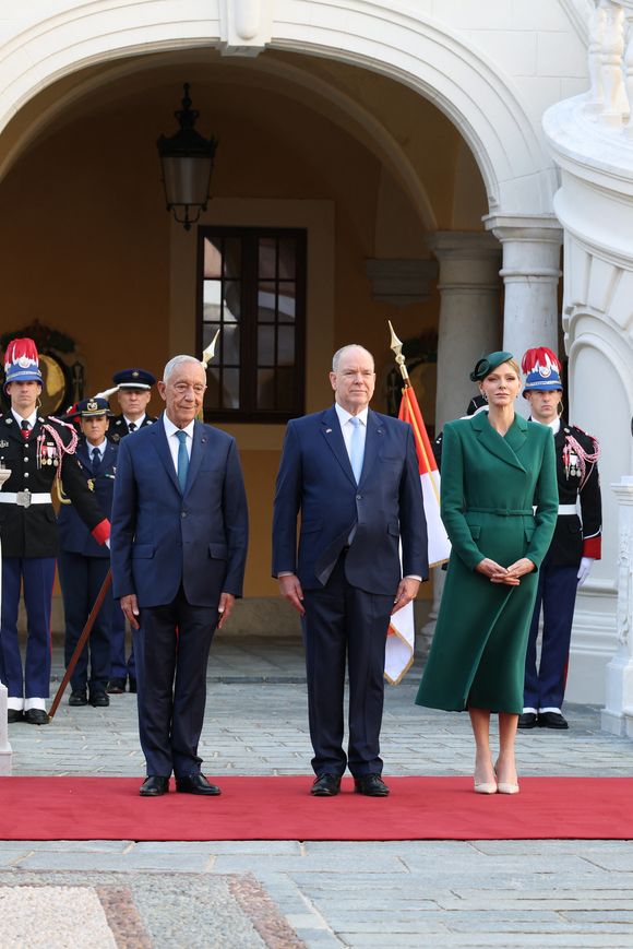 Marcelo Rebelo de Sousa, président du Portugal, Le prince Albert II de Monaco, La princesse Charlène de Monaco - Le prince de Monaco et la princesse de Monaco accueillent le président du Portugal, dans la cour d'honneur du Palais Princier à Monaco, le 21 novembre 2025. Le chef d'Etat portugais est en visite officielle en principauté.

© Claudia Albuquerque / Bestimage
