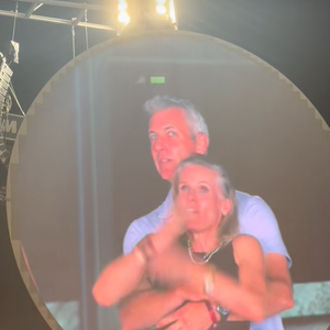 Face à la polémique, l’entreprise a ouvert une enquête interne, évoquant ses valeurs de conduite et de responsabilité.
Capture d'écran TikTok de la scène au concert de Coldplay.