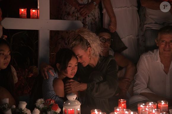 Pour le deuxième anniversaire de la mort de Johnny, Laeticia Hallyday et ses filles Jade et Joy se recueillent sur sa tombe au cimetière de Lorient à Saint-Barthélémy  le 5 décembre 2019 (Agence / Bestimage).