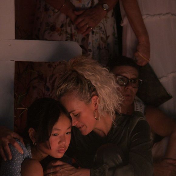 Pour le deuxième anniversaire de la mort de Johnny, Laeticia Hallyday et ses filles Jade et Joy se recueillent sur sa tombe au cimetière de Lorient à Saint-Barthélémy  le 5 décembre 2019 (Agence / Bestimage).