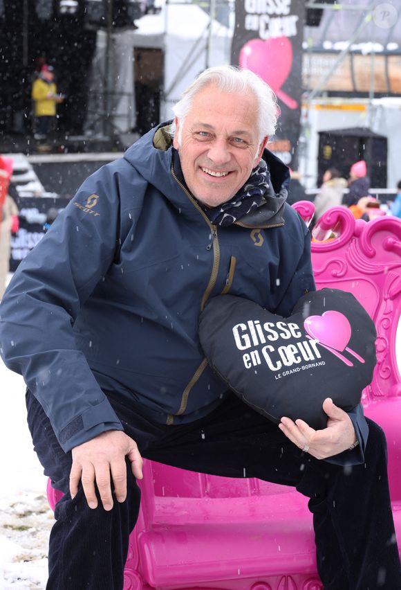 L'animateur et expert en décoration d'intérieur évolue aujourd'hui sur T18, après être notamment passé par France Télévisions.

Exclusif - Stephane Thebaut - Dernière journée de la 15ème édition de l'événement caritatif "Glisse en coeur" au Grand Bornand, au profit de l'association "Alpysia" (Alliance Paralysie cérébrale des Alpes). Le 24 mars 2024
© Denis Guignebourg / Bestimage