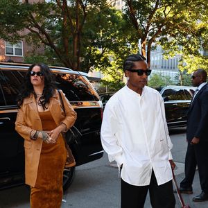 Une nouvelle preuve qu'A$AP Rocky maîtrise parfaitement l'art d'associer luxe, discrétion et influence mode à chacune de ses apparitions.

EXCLUSIF New York, NY Rihanna et ASAP Rocky arrivent à l'hôtel Greenwich pour dîner après que le rappeur ait reçu le prix du cinéaste de l'année au festival du film de Tribeca.  

Backgrid USA / Bestimage