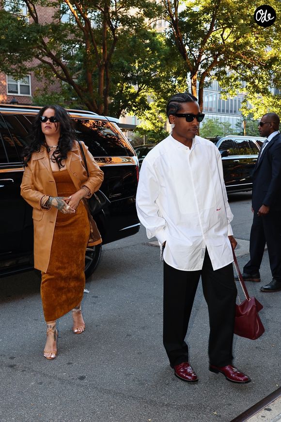 Une nouvelle preuve qu'A$AP Rocky maîtrise parfaitement l'art d'associer luxe, discrétion et influence mode à chacune de ses apparitions.

EXCLUSIF New York, NY Rihanna et ASAP Rocky arrivent à l'hôtel Greenwich pour dîner après que le rappeur ait reçu le prix du cinéaste de l'année au festival du film de Tribeca.  

Backgrid USA / Bestimage