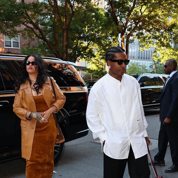 Une nouvelle preuve qu'A$AP Rocky maîtrise parfaitement l'art d'associer luxe, discrétion et influence mode à chacune de ses apparitions.

EXCLUSIF New York, NY Rihanna et ASAP Rocky arrivent à l'hôtel Greenwich pour dîner après que le rappeur ait reçu le prix du cinéaste de l'année au festival du film de Tribeca.  

Backgrid USA / Bestimage