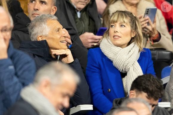 Nagui et sa femme Mélanie Page - Célébrités dans les tribunes du quart de finale de la Ligue des Nations de l'UEFA 2025 "France - Croatie (2-0 / tab 5-4)" au Stade de France à Saint-Denis le 23 mars 2025. © Cyril Moreau/Bestimage