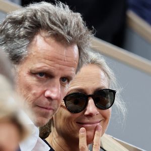 Anne-Sophie Lapix et son mari Arthur Sadoun en tribunes lors des Internationaux de France de Tennis de Roland Garros 2025, à Paris, France, le 6 juin 2025. © Jacovides-Moreau/Bestimage