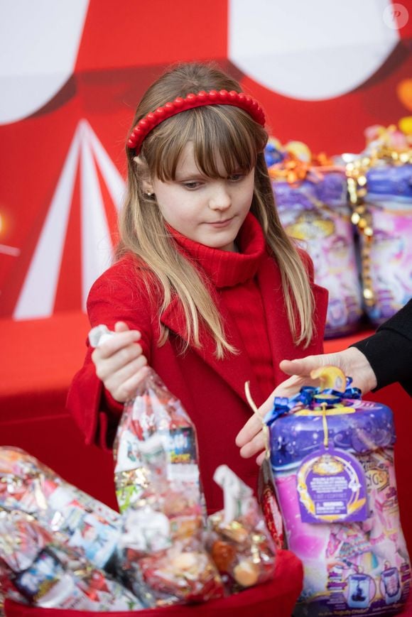 La princesse Gabriella de Monaco, comtesse de Carladès - La famille princière de Monaco offre les traditionnels cadeaux de Noël aux enfants monégasques dans la Cour du Palais Princier, le 18 décembre 2024. 
© Olivier Huitel / Pool Monaco / Bestimage