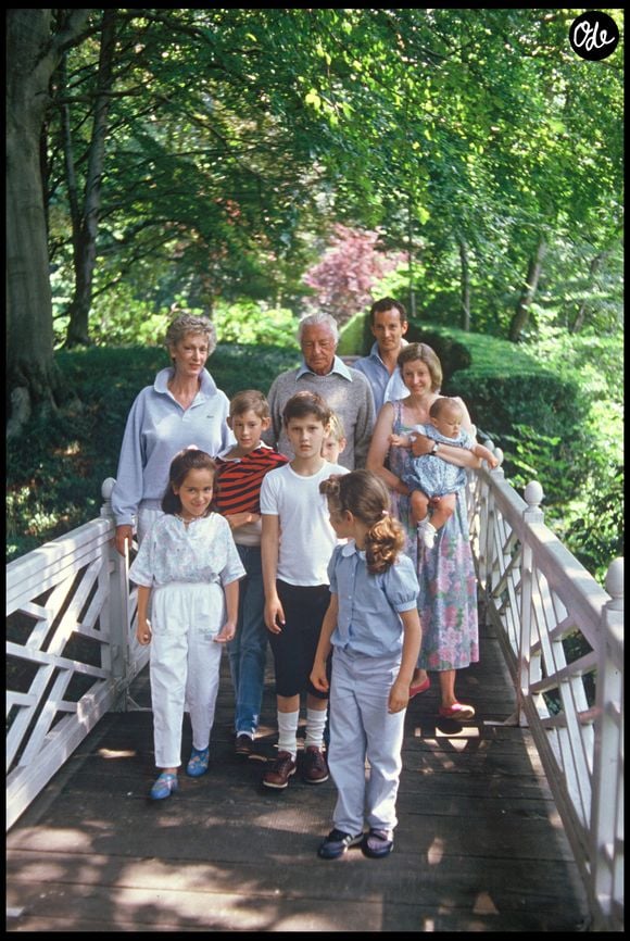 Archives - rendez-vous Giovanni Agnelli, sa femme Marella et sa famille, dont son fils Edoardo Agnelli, sa fille Margherita et ses petits-enfants John, Lapo, Ginevra, Pietro, Sofia et Maria, son petit-fils John Elkann à Villa Perosa. DANIEL ANGELI / BESTIMAGE