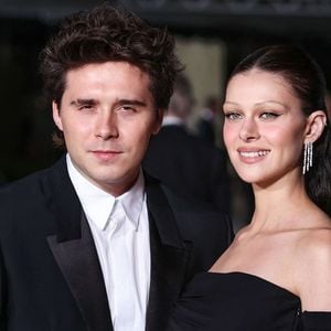 Brooklyn accuse notamment sa mère d’avoir “détourné sa première danse” avec Nicola Peltz.

 Brooklyn Peltz Beckham, Nicola Peltz Beckham au photocall du "2nd Annual Academy Museum Gala" à Los Angeles, le 15 octobre 2022. Photo par Backgrid USA / Bestimage