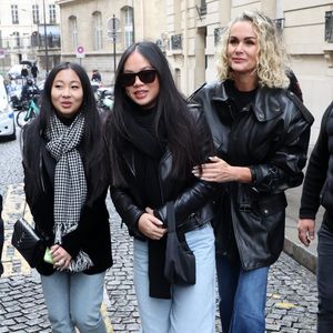 Jade, Joy et Laeticia Hallyday lors de l'inauguration d'une plaque commémorative en hommage à Johnny Hallyday devant l'immeuble où le chanteur français a grandi dans le 9ème arrondissement de Paris, France, le 22 décembre 2023. © Dominique Jacovides/Bestimage