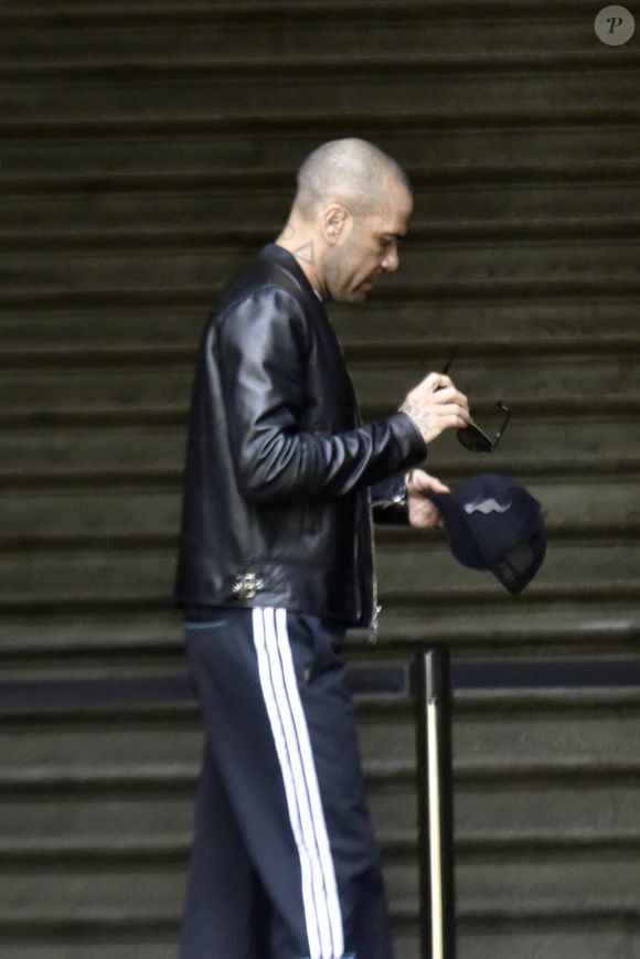 Dani Alves, accompagné de son avocate Ines Guardiola, à la sortie du tribunal de Barcelone pour certifier qu'il n'a pas quitté le pays, Espagne, le 5 avril 2024. © EuropaPress/Bestimage