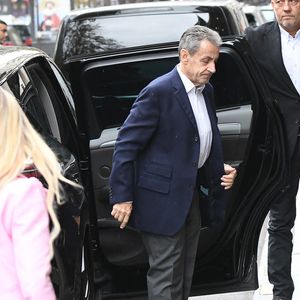 Nicolas Sarkozy et Giulia Sarkozy - La famille Sarkozy réunie au restaurant du "Four Seasons Hôtel George V" pour l'anniversaire de Giulia Sarkozy (14 ans) à Paris, France, le 19 octobre 2025. Nicolas profite au maximum de ses derniers jours de liberté avant son incarcération à la prison de la Santé mardi 21 octobre. © Bestimage