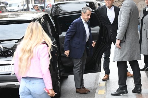 Nicolas Sarkozy et Giulia Sarkozy - La famille Sarkozy réunie au restaurant du "Four Seasons Hôtel George V" pour l'anniversaire de Giulia Sarkozy (14 ans) à Paris, France, le 19 octobre 2025. Nicolas profite au maximum de ses derniers jours de liberté avant son incarcération à la prison de la Santé mardi 21 octobre. © Bestimage