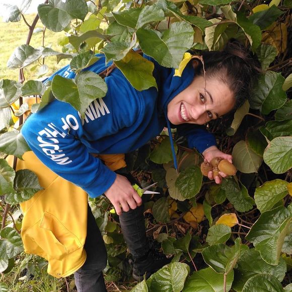 Depuis 6 ans, Lucie Lucas vit dans un petit village en Bretagne...

Lucie Lucas dans son petit village breton de Plorec