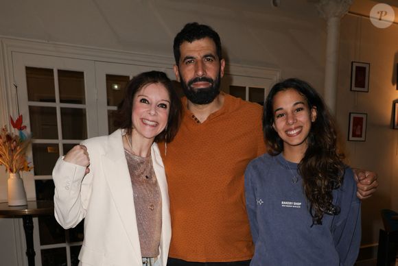 L’acteur a fait une demande insolite en offrant 2 m2 d’une forêt en Écosse à son épouse.

Magali Genoud, Azeddine Benamara et Maëlis Adalle - Première de la pièce "Le dernier cèdre du Liban" au théâtre de l'oeuvre à Paris le 11 septembre 2025.  Coadic Guirec/Bestimage