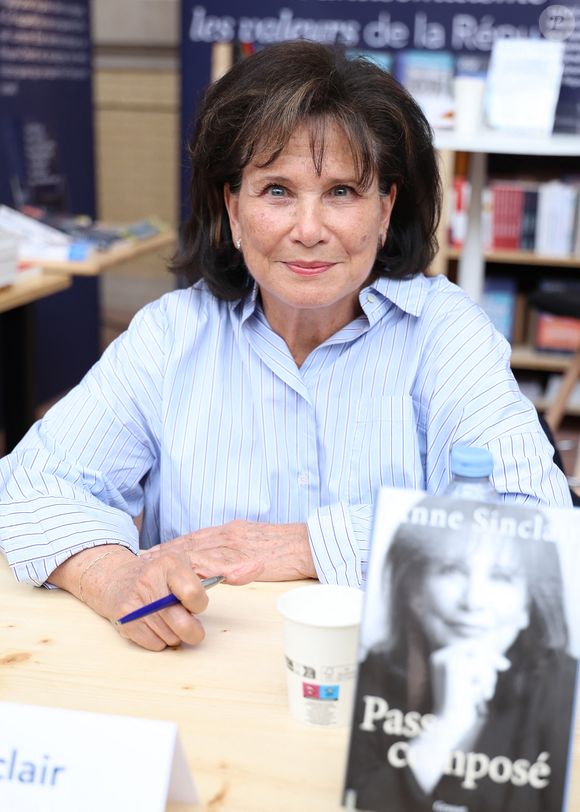 Anne Sinclair assiste au 5ème festival du Livre de Paris au Grand Palais à Paris, France, le 17 avril 2026. Les 17, 18 et 19 avril 2026, le Festival du livre de Paris célébrera les livres et la lecture, sous toutes ses formes, pour tous les publics. © Denis Guignebourg/Bestimage