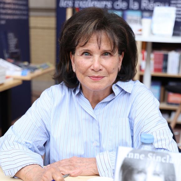 Anne Sinclair assiste au 5ème festival du Livre de Paris au Grand Palais à Paris, France, le 17 avril 2026. Les 17, 18 et 19 avril 2026, le Festival du livre de Paris célébrera les livres et la lecture, sous toutes ses formes, pour tous les publics. © Denis Guignebourg/Bestimage