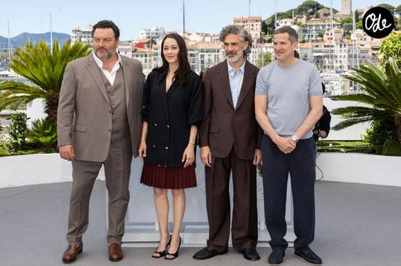 qui lui, couvre d'éloges la mère de ses enfants Louise et Marcel.

Denis Ménochet, Marion Cotillard, Leonardo Sbaraglia et Guillaume Canet au photocall du film "Karma" lors du 79ème Festival International du Film de Cannes, France, le 16 mai 2026. © Jacovides-Moreau/Bestimage