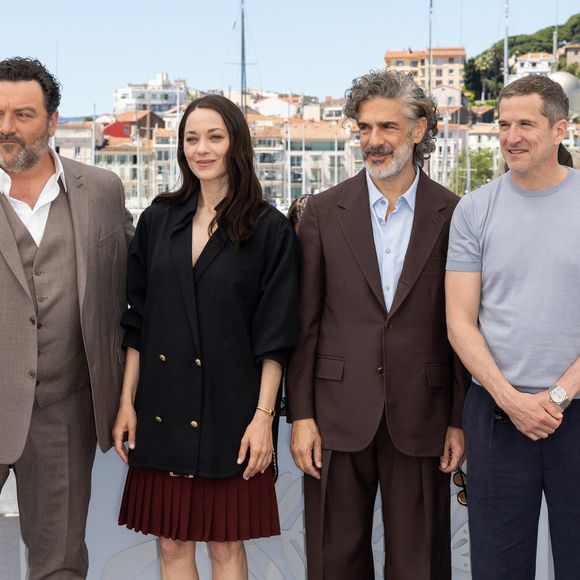 qui lui, couvre d'éloges la mère de ses enfants Louise et Marcel.

Denis Ménochet, Marion Cotillard, Leonardo Sbaraglia et Guillaume Canet au photocall du film "Karma" lors du 79ème Festival International du Film de Cannes, France, le 16 mai 2026. © Jacovides-Moreau/Bestimage