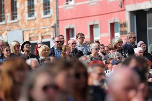 300 personnes réunies pour rendre hommage à Emilie Dequenne dans sa ville de Chièvres (Belgique), le 9 avril 2025, quelques semaines après son décès prématuré, survenu le 16 mars 2025. © Photonews / Bestimage