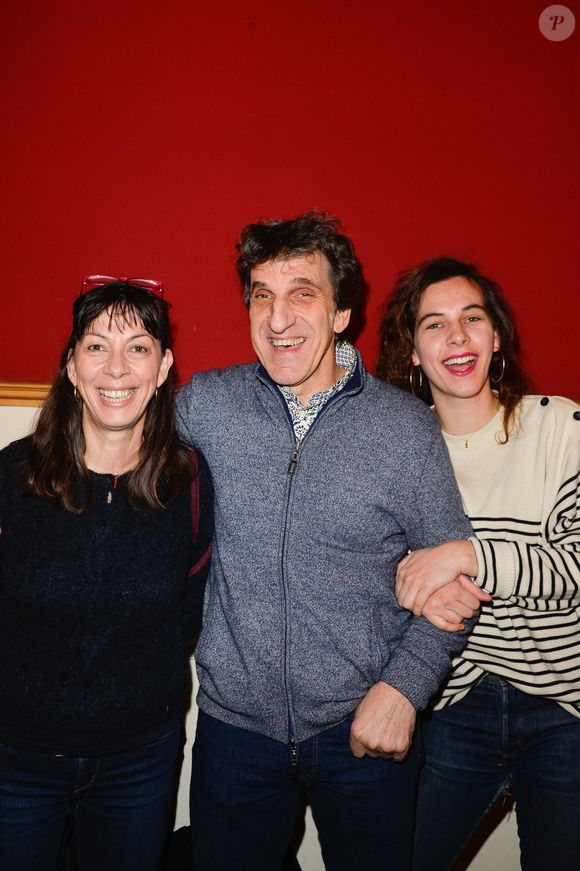 Corinne et Gilles Benizio (Shirley et Dino) et leur fille Elisa lors des 33es Rencontres du théâtre privé : présentation de la seconde partie de saison 2016-2017 pendant une conférence de presse au Théâtre de Paris, à Paris, le 17 janvier 2017.