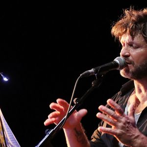 On le découvre en plein concert en train de s'adresser au public

Exclusif - Bertrand Cantat (ex-membre du groupe "Noir Désir" et actuel membre du groupe "Détroit") fait une pause dans sa carrière musicale et se lance dans une tournée de lecture de textes poétiques avec deux musiciens autour de lui. Son nouveau spectacle de lecture (Condor Live) est tiré du livre "Condor" de Caryl Ferey. C'est une oeuvre allégorique et hallucinée, d'un couple fuyant la mort dans le Chili d'après Pinochet. Cenon, le 22 septembre 2016.
© Patrick Bernard/ Bestimage