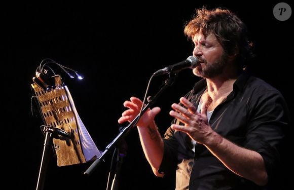On le découvre en plein concert en train de s'adresser au public
Exclusif - Bertrand Cantat (ex-membre du groupe "Noir Désir" et actuel membre du groupe "Détroit") fait une pause dans sa carrière musicale et se lance dans une tournée de lecture de textes poétiques avec deux musiciens autour de lui. Son nouveau spectacle de lecture (Condor Live) est tiré du livre "Condor" de Caryl Ferey. C'est une oeuvre allégorique et hallucinée, d'un couple fuyant la mort dans le Chili d'après Pinochet. Cenon, le 22 septembre 2016.
© Patrick Bernard/ Bestimage
