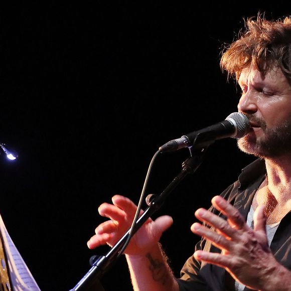 On le découvre en plein concert en train de s'adresser au public

Exclusif - Bertrand Cantat (ex-membre du groupe "Noir Désir" et actuel membre du groupe "Détroit") fait une pause dans sa carrière musicale et se lance dans une tournée de lecture de textes poétiques avec deux musiciens autour de lui. Son nouveau spectacle de lecture (Condor Live) est tiré du livre "Condor" de Caryl Ferey. C'est une oeuvre allégorique et hallucinée, d'un couple fuyant la mort dans le Chili d'après Pinochet. Cenon, le 22 septembre 2016.
© Patrick Bernard/ Bestimage