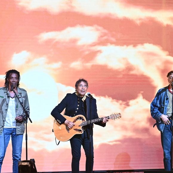 Exclusif - Laurent Voulzy entouré par ses fils Quentin, Julien, Cliff et Nicolas, lors de l'enregistrement de l'émission "Famille je vous aime" présentée par M. Drucker et qui sera diffusée le 13 juin 2025 sur France 3, aux Studios rive gauche à Paris, France, le 14 avril 2025. © Clovis-Gaffiot/Bestimage
