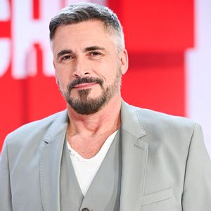 Mais qui sont ces autres qu’il mentionne ? L’animateur a confié avoir "des amitiés amoureuses". 

Exclusif - Olivier Minne - Enregistrement de l'émission Vivement dimanche consacrée à l'équipe du Splendid au studio Rive Gauche, présentée par M.Drucker, et diffusée le 2 mars sur France 3. Paris, le 21 février 2025.
© Guillaume Gaffiot / Bestimage