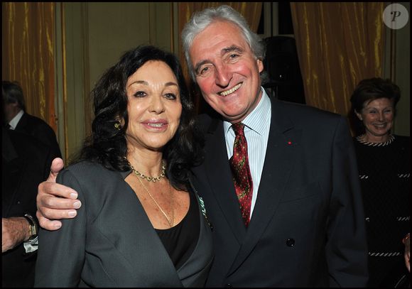 Jean-Loup Dabadie et lbina de Boisrouvray qui a reçu les insignes d'officier dans l'Ordre des arts et des lettres. Paris - 2011. (AGENCE / BESTIMAGE).