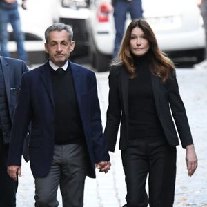 Nicolas Sarkozy et Carla Bruni sortent de leur son domicile pour aller à la prison de La Santé à Paris, le 21 octobre 2025.

Photo : Agence / Bestimage