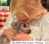 C’est en légende de ce cliché révélant cet instant intime qu’elle a avoué être "inconsolable" depuis le départ de son animal de compagnie.

Sylvie Vartan fait un câlin à sa chienne Muffin et parle de sa tristesse depuis son départ - samedi 04 octobre 2025 sur Instagram