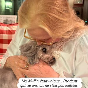 C’est en légende de ce cliché révélant cet instant intime qu’elle a avoué être "inconsolable" depuis le départ de son animal de compagnie.

Sylvie Vartan fait un câlin à sa chienne Muffin et parle de sa tristesse depuis son départ - samedi 04 octobre 2025 sur Instagram