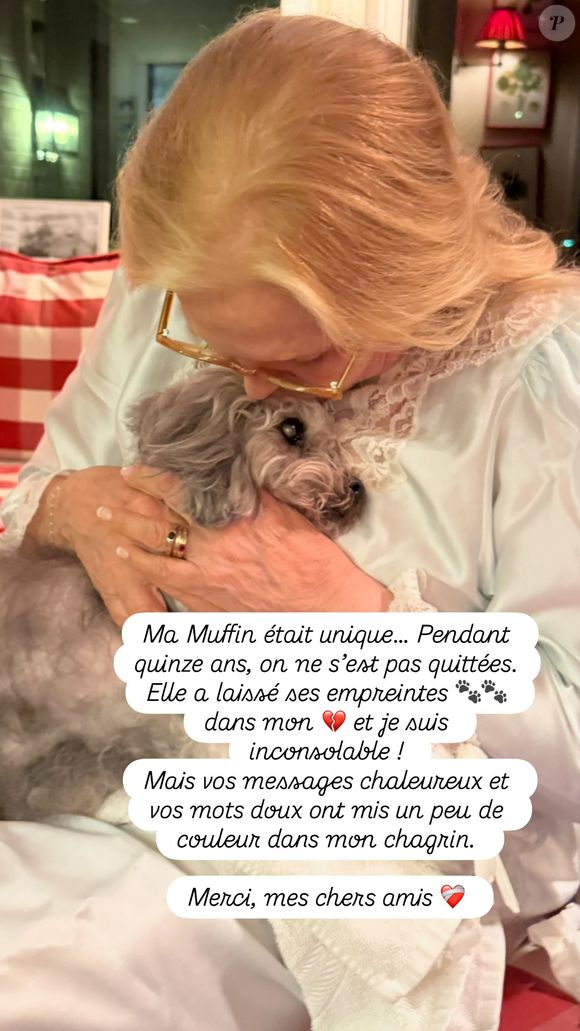 C’est en légende de ce cliché révélant cet instant intime qu’elle a avoué être "inconsolable" depuis le départ de son animal de compagnie.

Sylvie Vartan fait un câlin à sa chienne Muffin et parle de sa tristesse depuis son départ - samedi 04 octobre 2025 sur Instagram